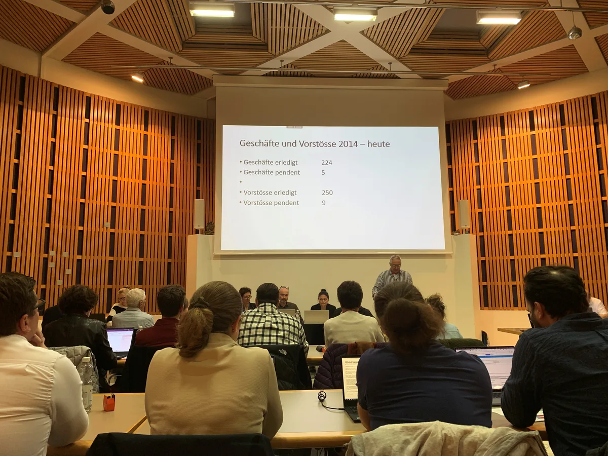 Blick in den Saal des Parlaments Wetzikon.